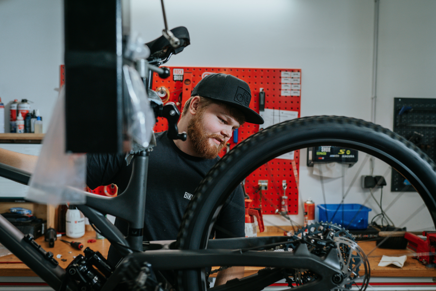 Der Werkstattleiter Moritz Hack in der Werkstatt bei der Prüfung der Schaltung an einem Mountainbike