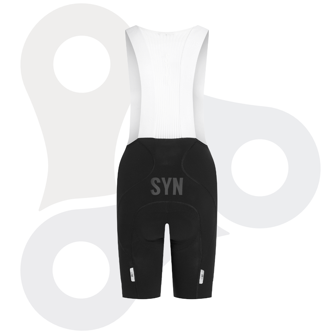 SYN Pro Tech Bib Shorts in schwarz mit schwarzem SYN Logodruck von hinten