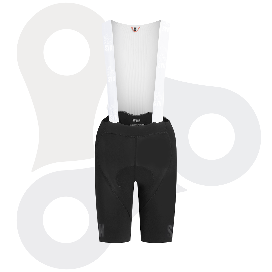 SYN Pro Tech Bib Shorts in schwarz mit schwarzem SYN Logodruck von vorne