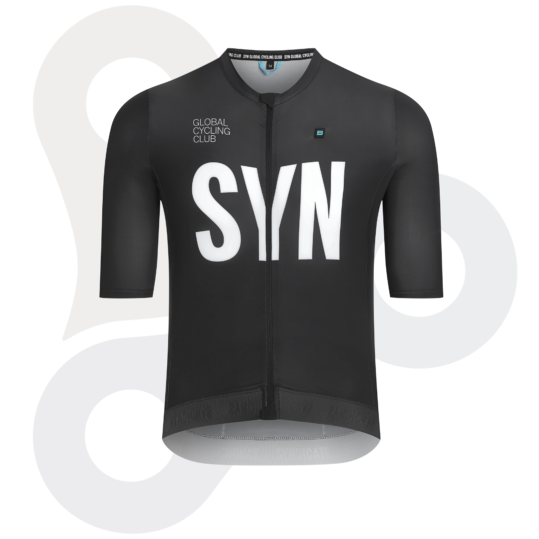 SYN Herren Taining Jersey 2.0 in schwarzmit weißem SYN Logo von vorne