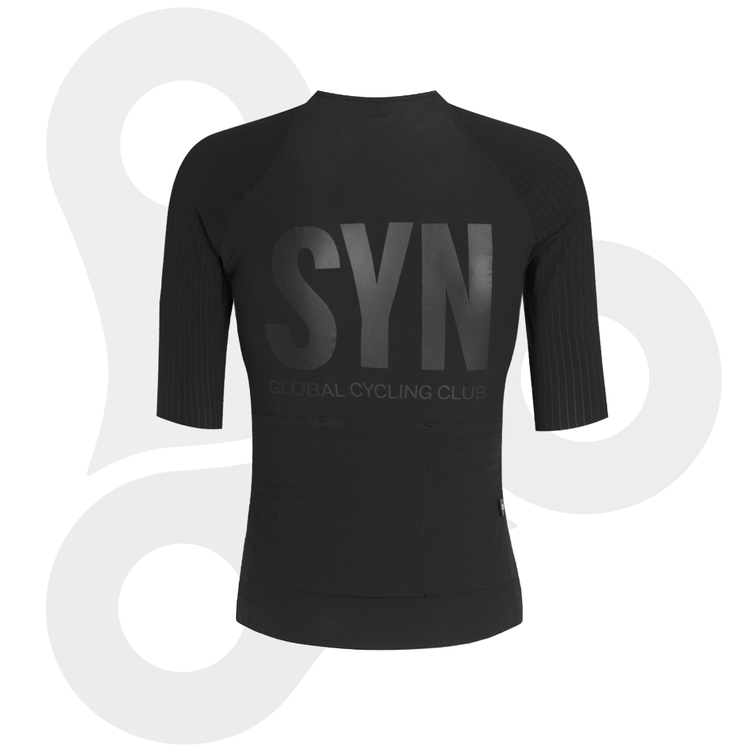 SYN Pro Tech Trikot in schwarz mit schwarzem SYN Aufdruck von vorne
