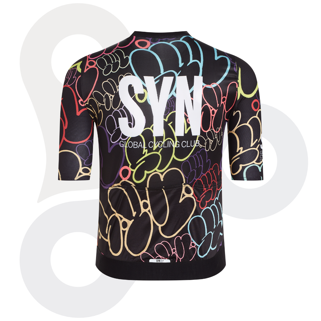 SYN Pro Design Lab Trikot in der Farbe bubble black mit lila SYN Schriftzug und buntem Designmuster von hinten