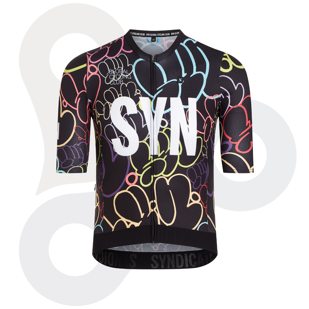 SYN Pro Design Lab Trikot in der Farbe bubble black mit lila SYN Schriftzug und buntem Designmuster von vorne