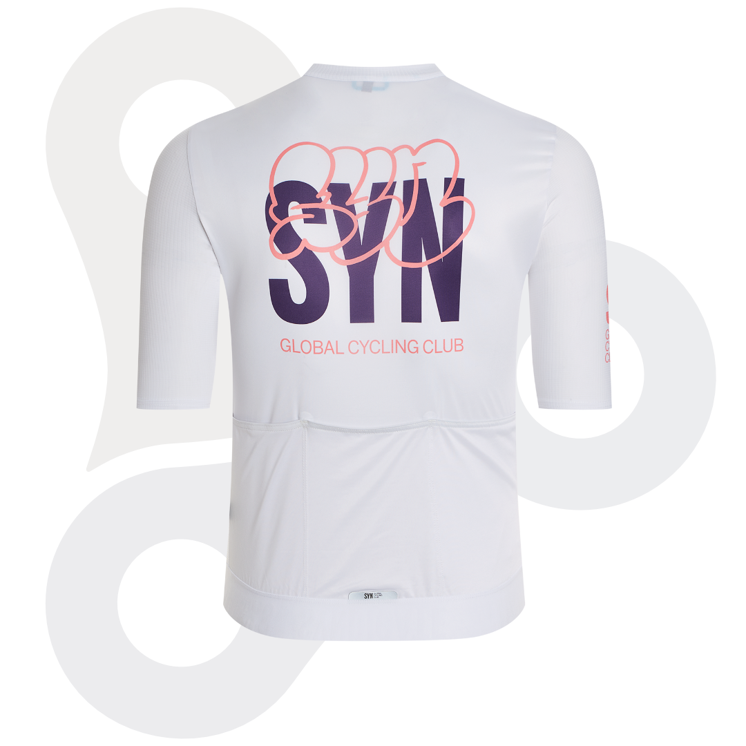 SYN Pro Design Lab Trikot in der Farbe crossed white mit lila SYN Schriftzug und rosafarbenem Designmuster von hinten
