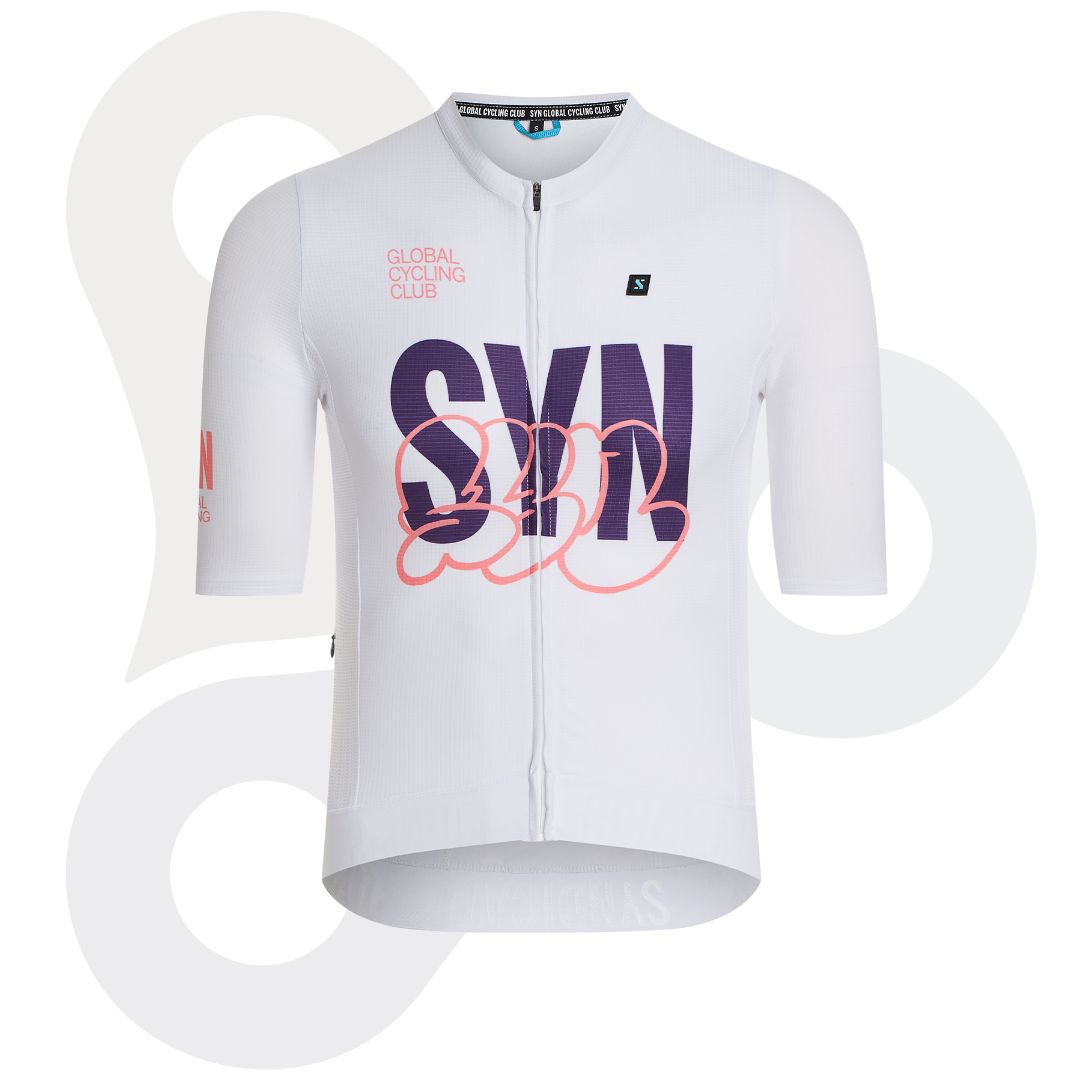 SYN Pro Design Lab Trikot in der Farbe crossed white mit lila SYN Schriftzug und rosafarbenem Designmuster von vorne