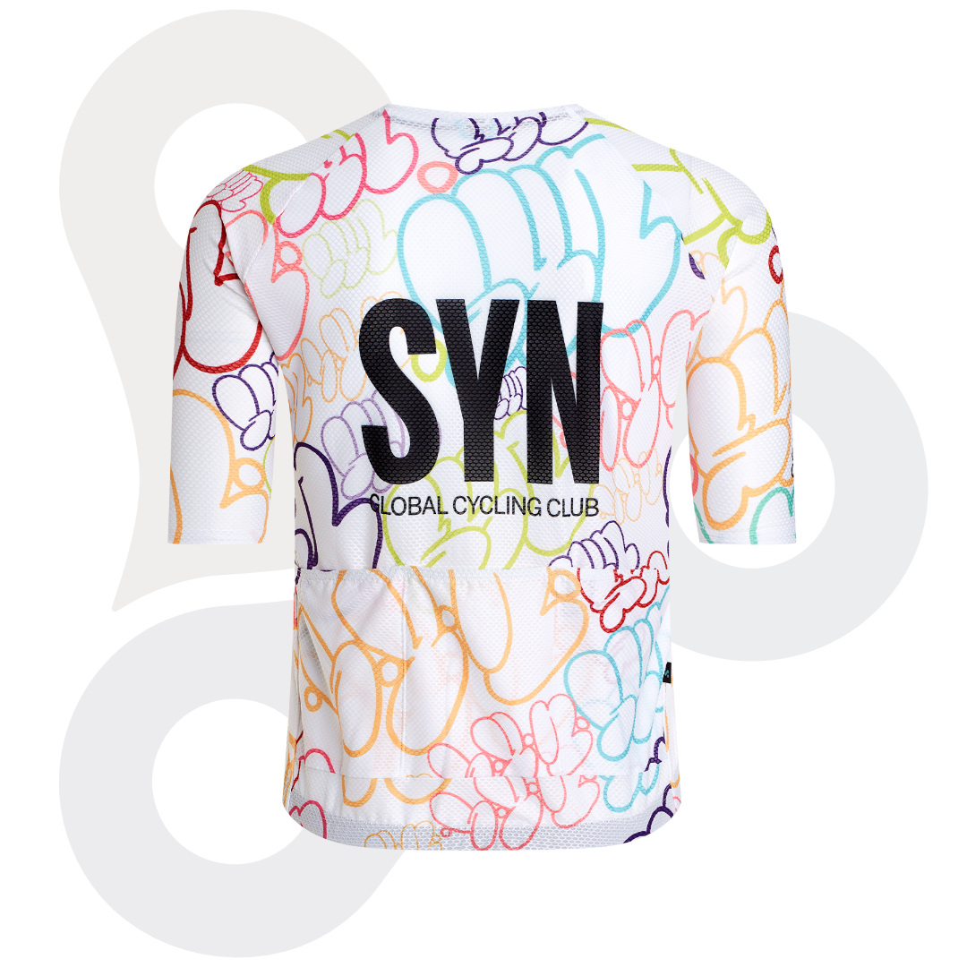 SYN Training Design Lab Zipless Trikot in der Farbe bubble white mit schwarzem SYN Schriftzug und buntem Designmuster von hinten