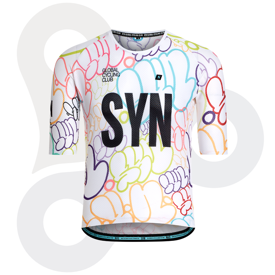 SYN Training Design Lab Zipless Trikot in der Farbe bubble white mit schwarzem SYN Schriftzug und buntem Designmuster von vorne