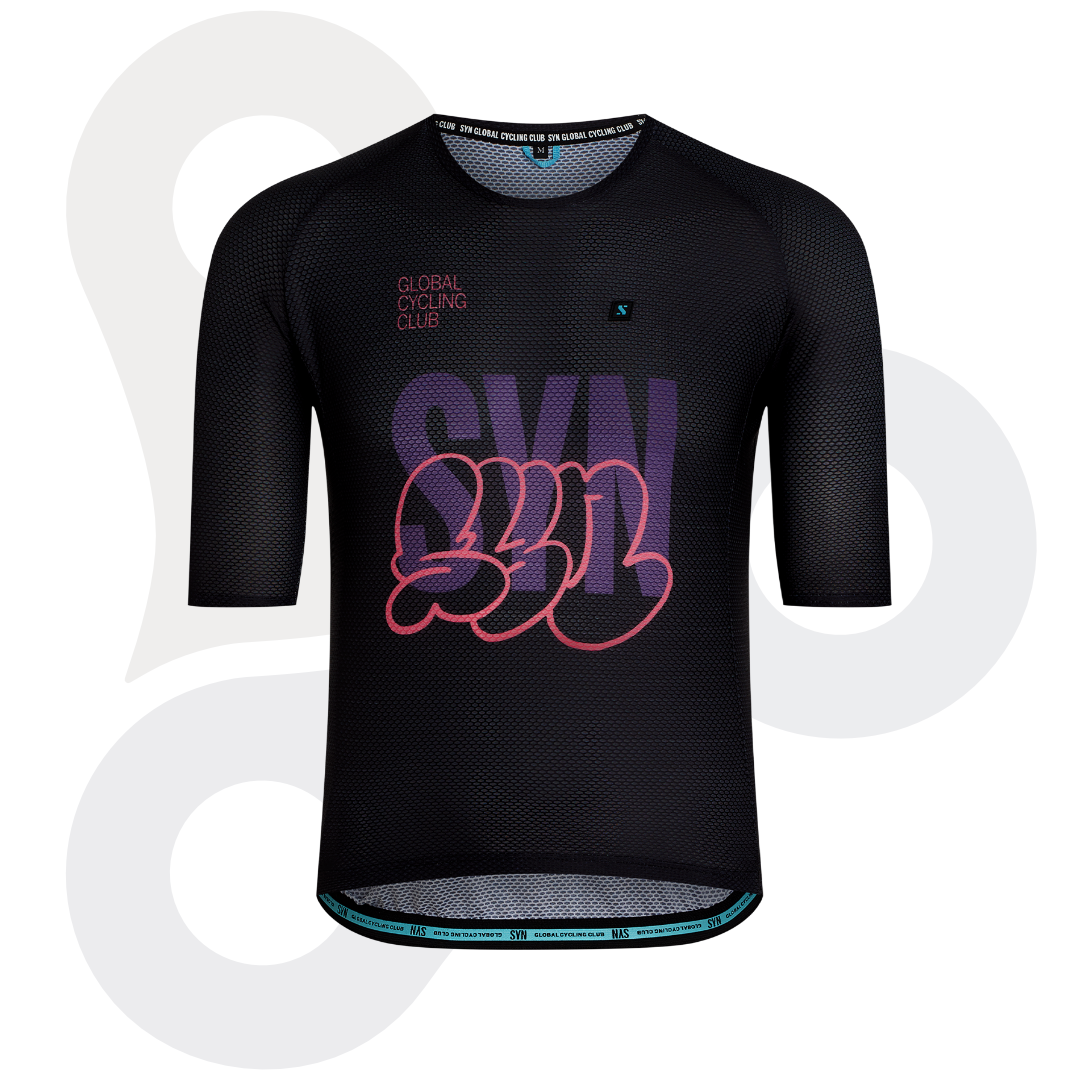 SYN Training Design Lab Zipless Trikot in der Farbe crossed black mit lila SYN Schriftzug und rosafarbenem Designmuster von vorne