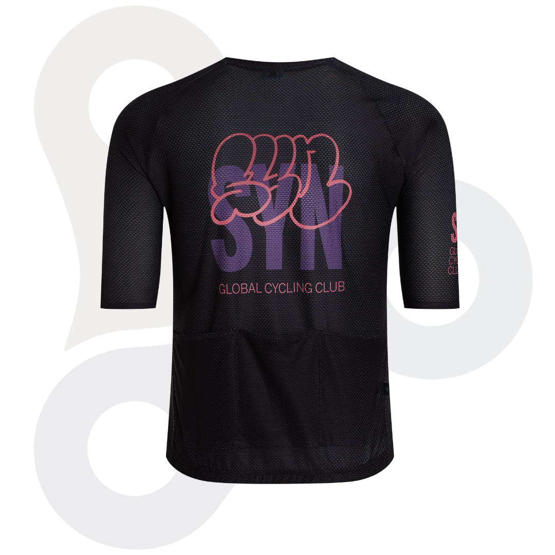 SYN Training Design Lab Zipless Trikot in der Farbe crossed black mit lila SYN Schriftzug und rosafarbenem Designmuster von hinten