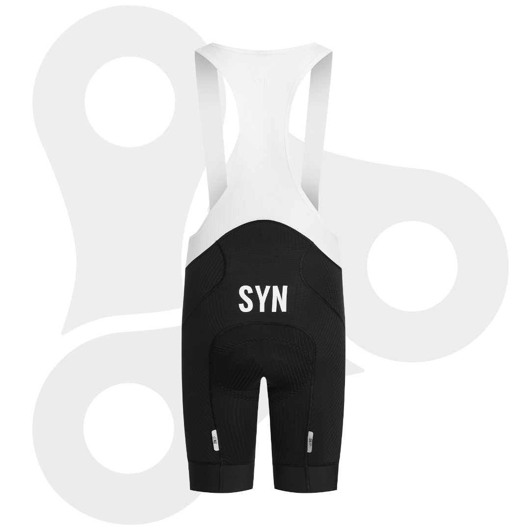 SYN Pro Bibshorts in weiß, schwarz mit SYN Aufdruck von hinten