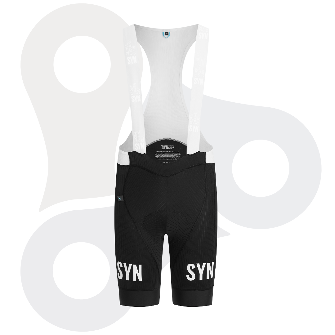 SYN Pro Bibshorts in weiß, schwarz mit SYN Aufdruck von vorne