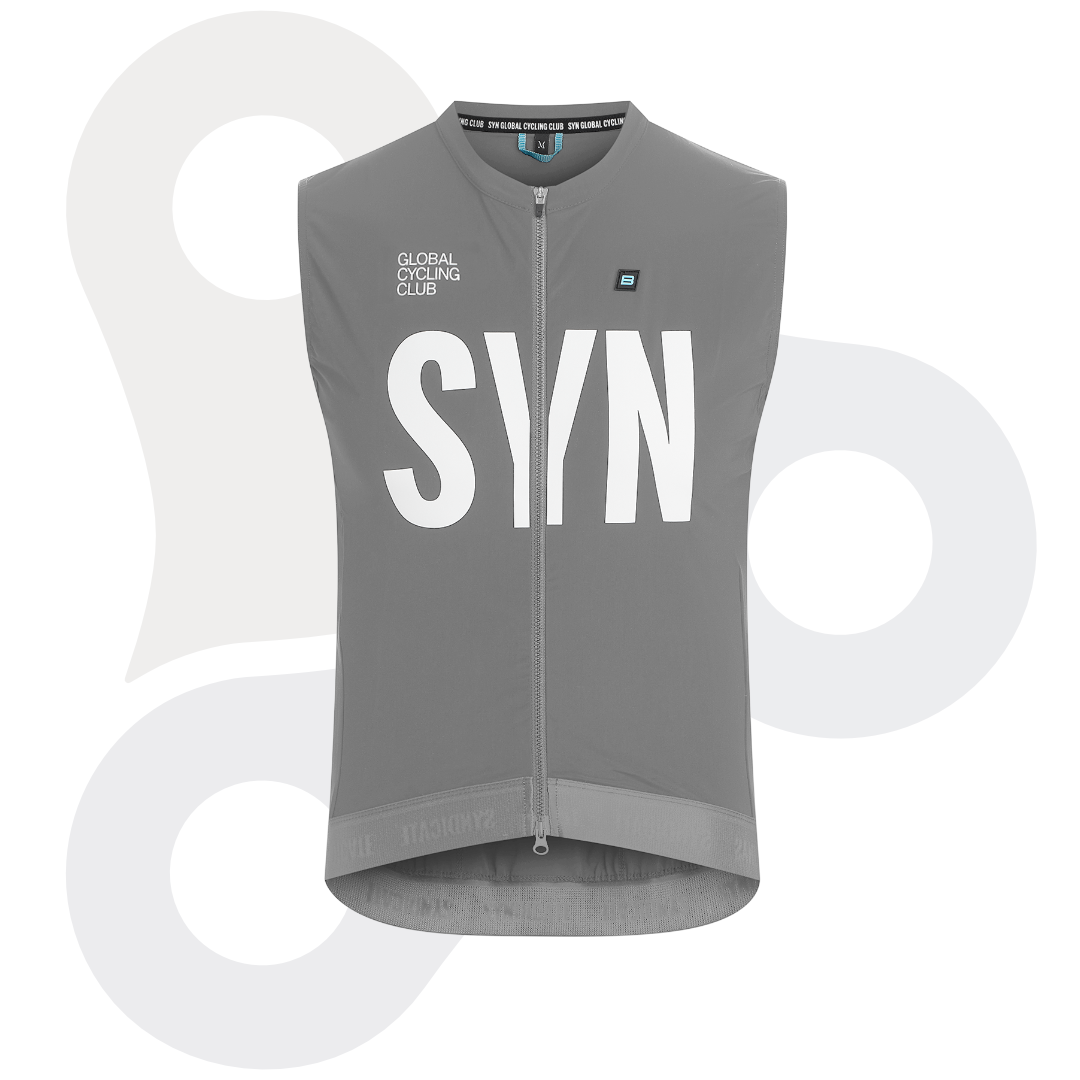 SYN Training Vest 2.0 in der Farbe Steel mit weißem SYN Schriftzug von vorne