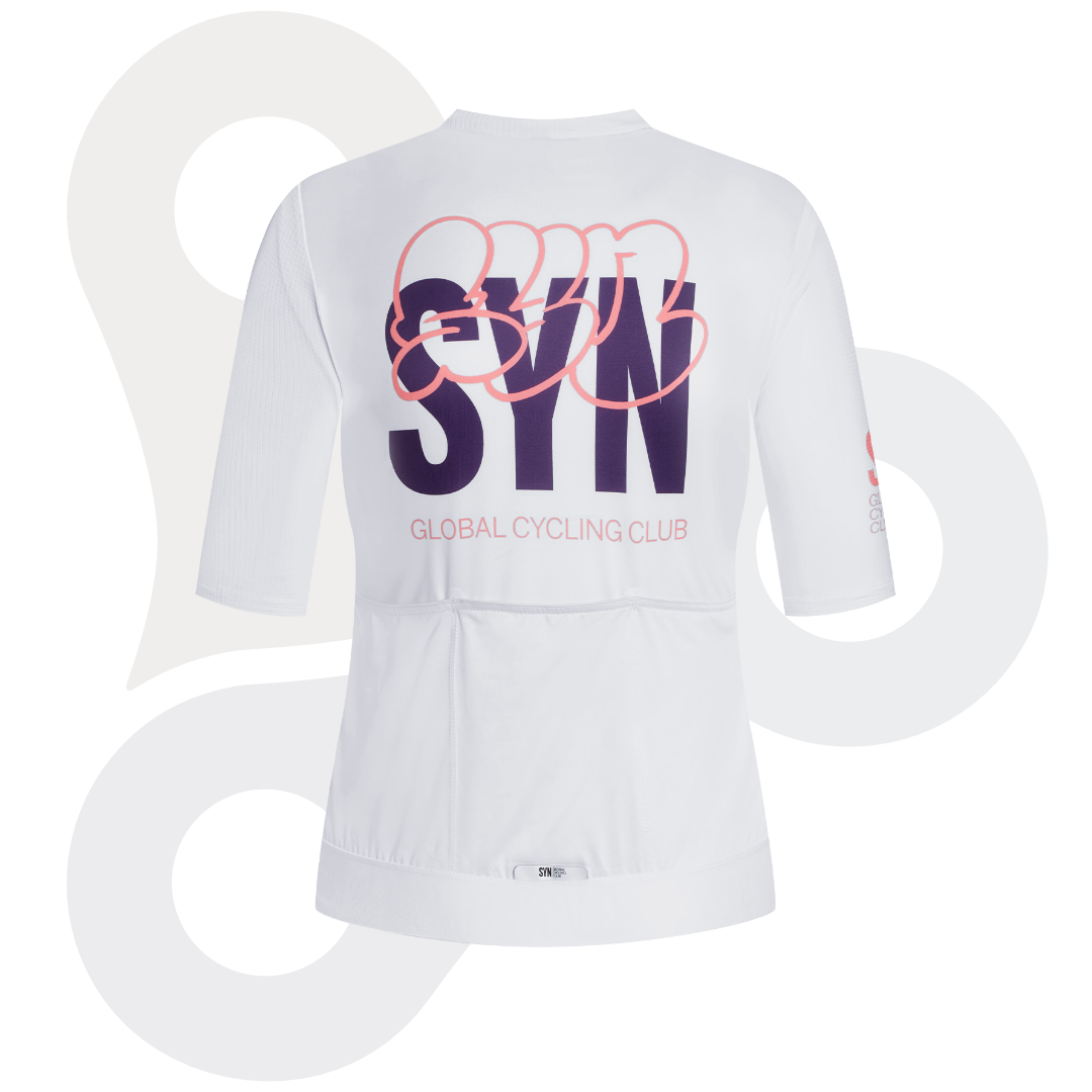 SYN Pro Design Lab Trikot in der Farbe crossed white mit lila SYN Schriftzug und rosafarbenem Designmuster von hinten