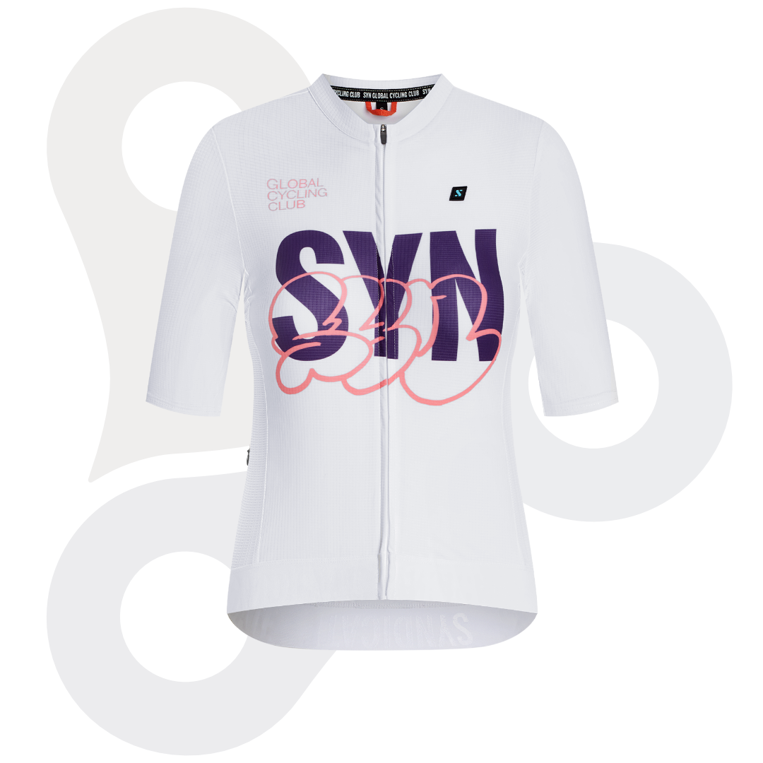 SYN Pro Design Lab Trikot in der Farbe crossed white mit lila SYN Schriftzug und rosafarbenem Designmuster von vorne