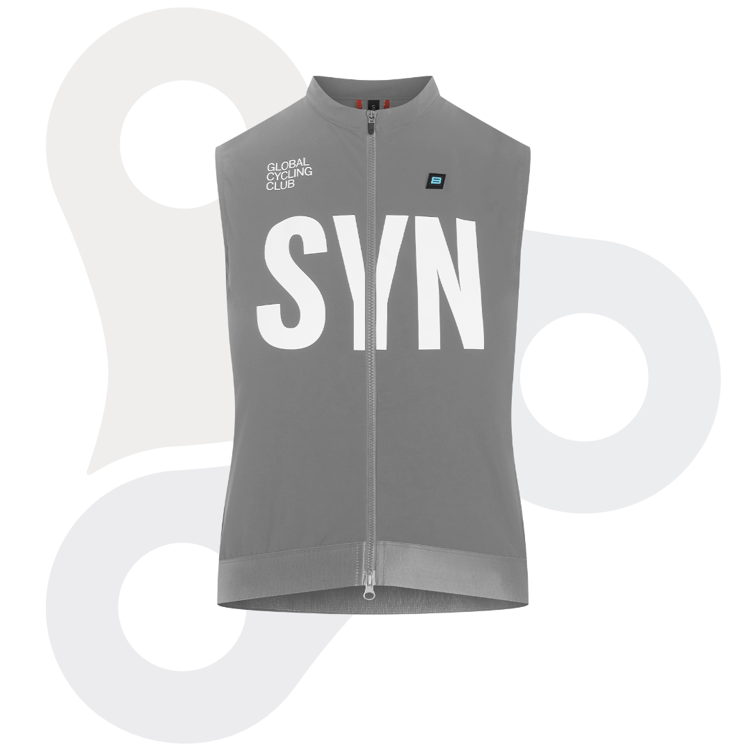 SYN Training Vest 2.0 in der Farbe Steel mit weißem SYN Schriftzug von vorne