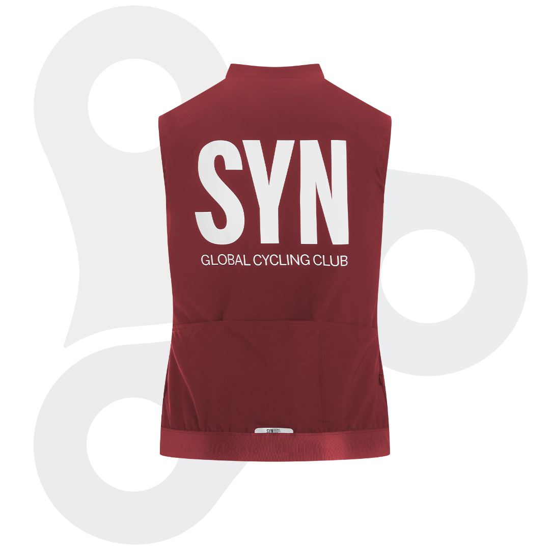 SYN Training Vest 2.0 in der Farbe Merlot mit weißem SYN Schriftzug von hinten