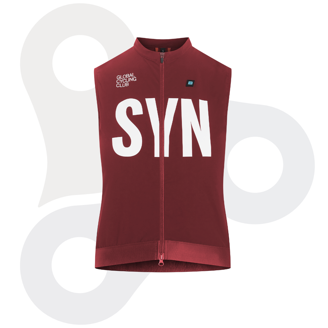SYN Training Vest 2.0 in der Farbe Merlot mit weißem SYN Schriftzug von vorne