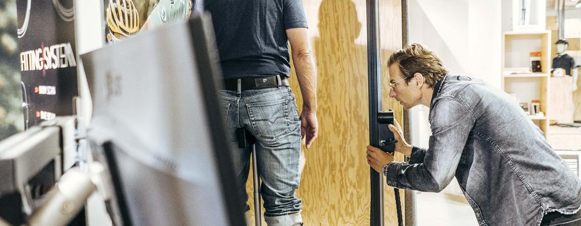 Ein Mitarbeiter nimmt Maße an einem Kunden für das Bikefitting