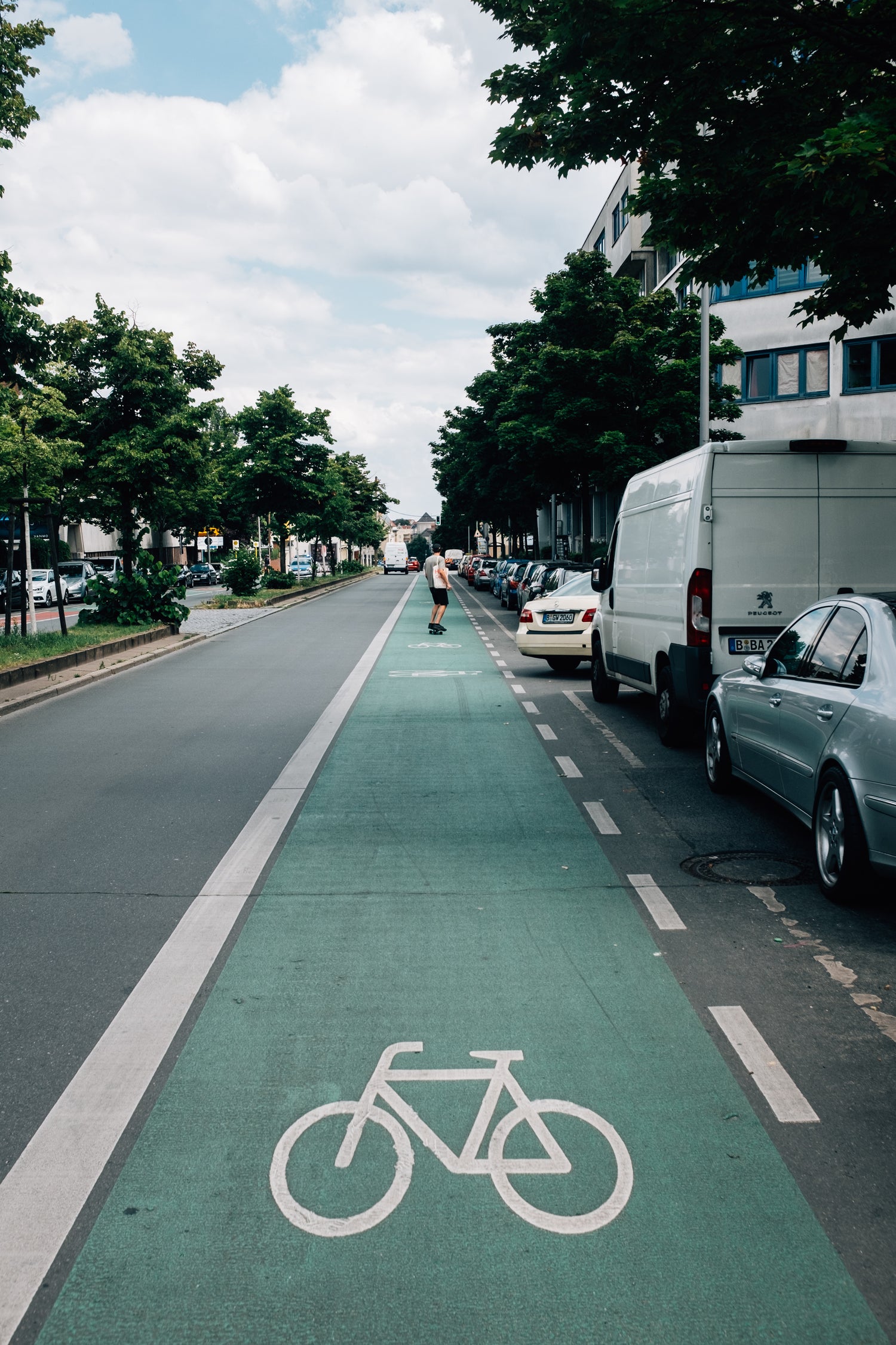 Skateboarder nutzt den Radweg