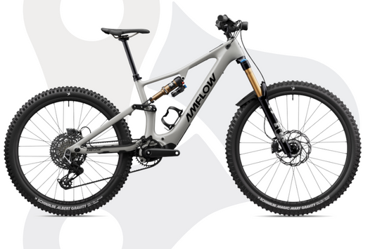 Ein Amflow PX Carbon Pro E-MTB in der Farbe Moonstone Grey (einem Grauton)