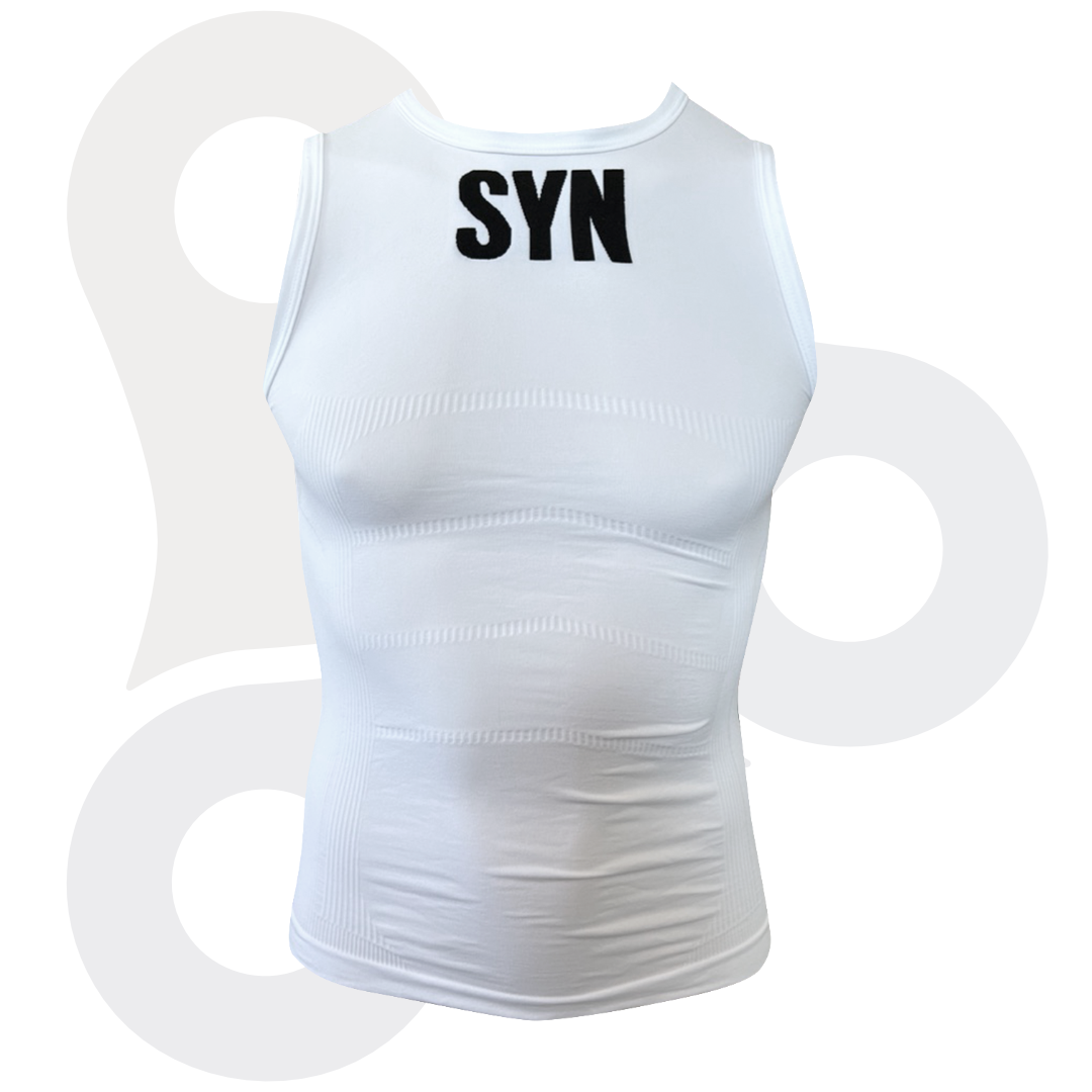 SYN ProSleeveless Baselayer in weiß mit schwarze, SYN Schriftzug von vorne
