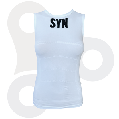 SYN Pro Sleeveless Baselayer in weiß mit schwarzem SYN Schriftzug von vorne