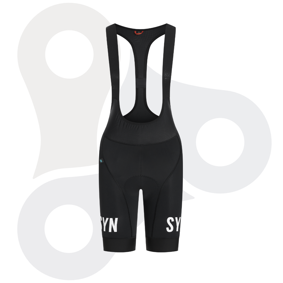 SYN Damen Training Bib Shorts in schwarz mit weißem SYN Schriftzug von vorne