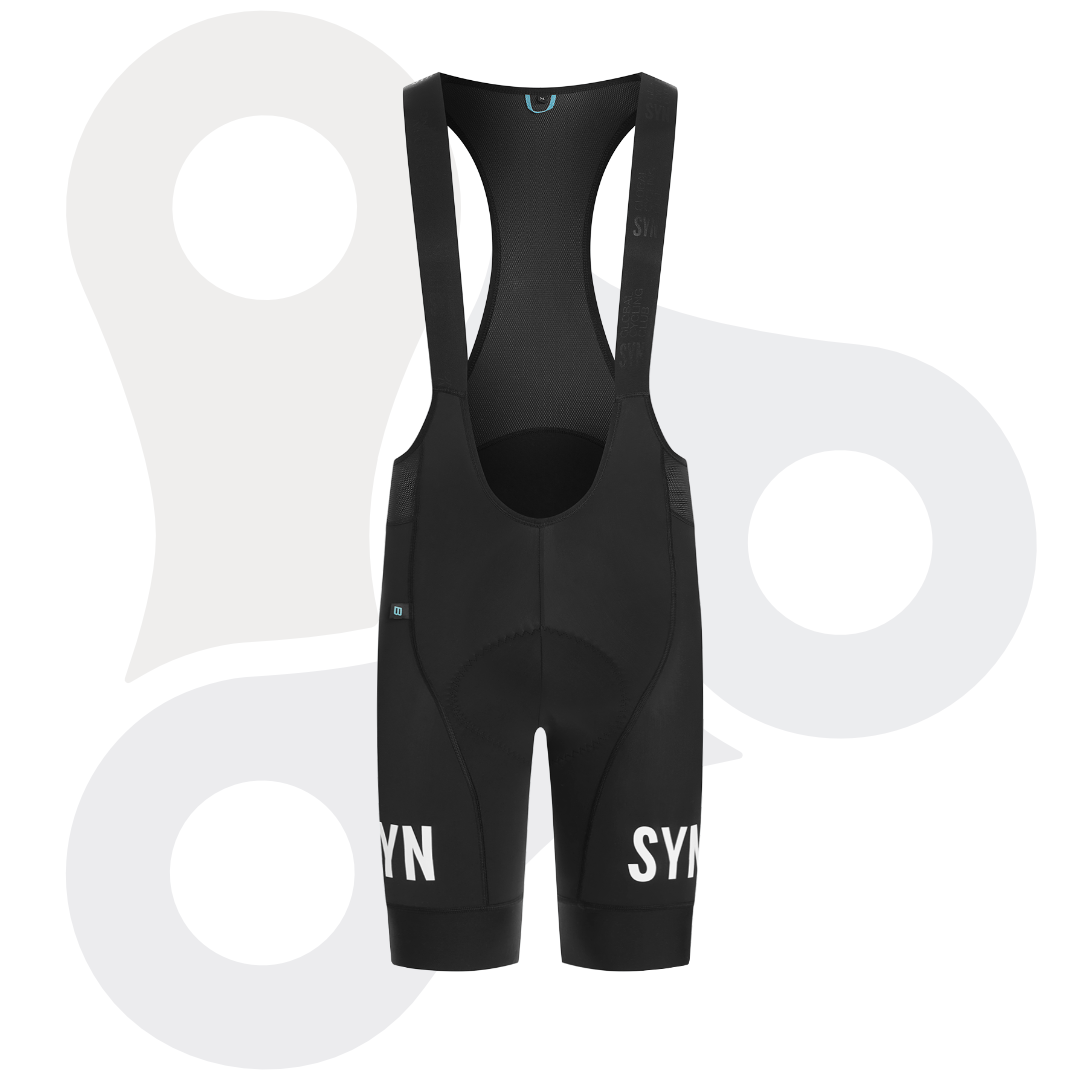 SYN erren Training Bib Shorts 2.0 in schwarz mit weißem SYN Schriftzug von vorne