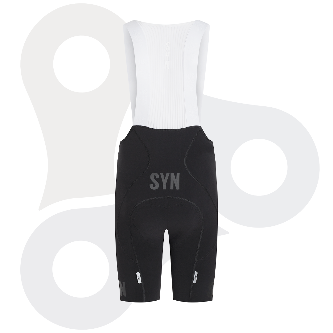 SYN Pro Tech Bib Shorts in schwarz mit schwarzem SYN Logodruck von hinten
