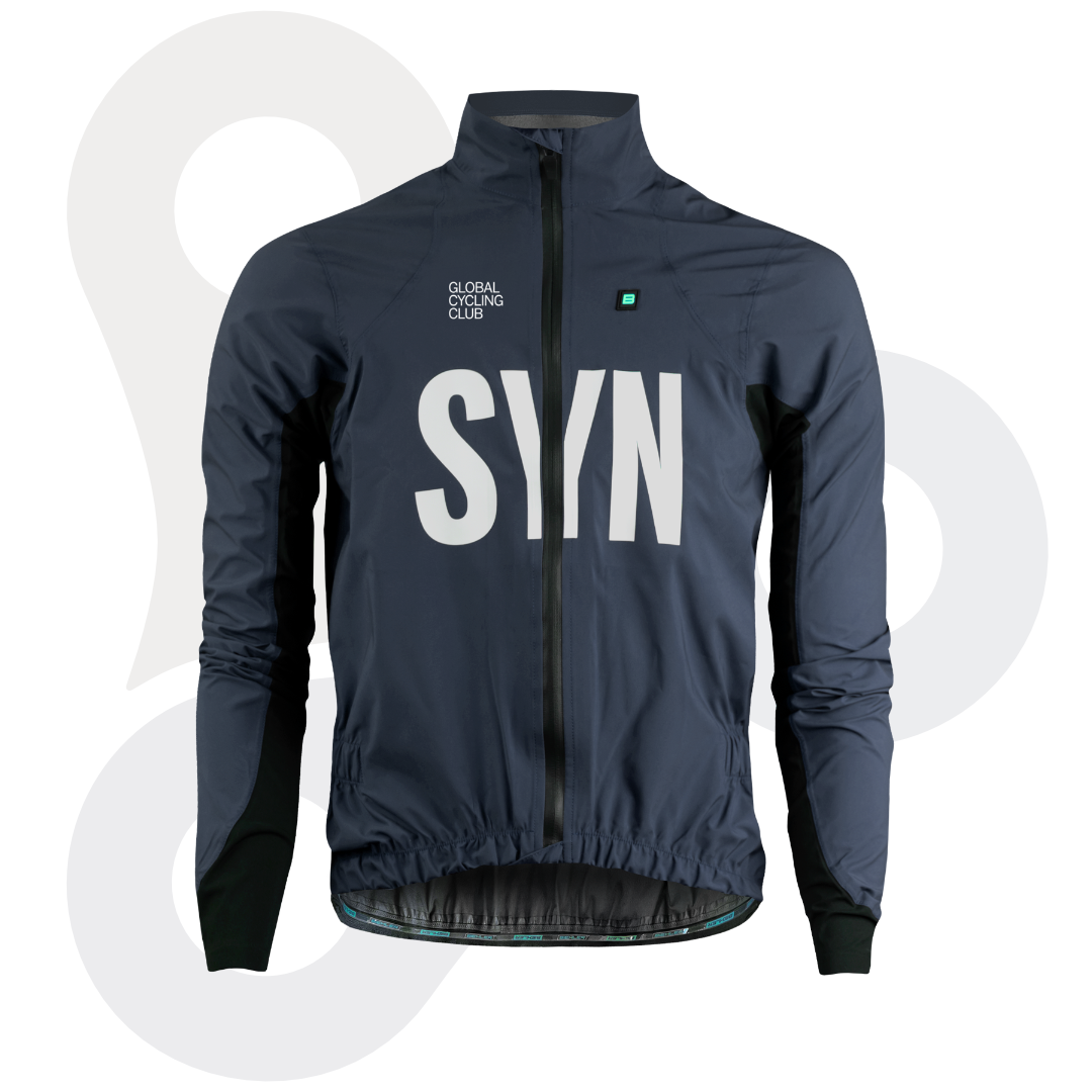 SYN Defender Stay Dry Regenjacke in der Farbe Pale Blue mit weißem SYN Schriftzug von vorne