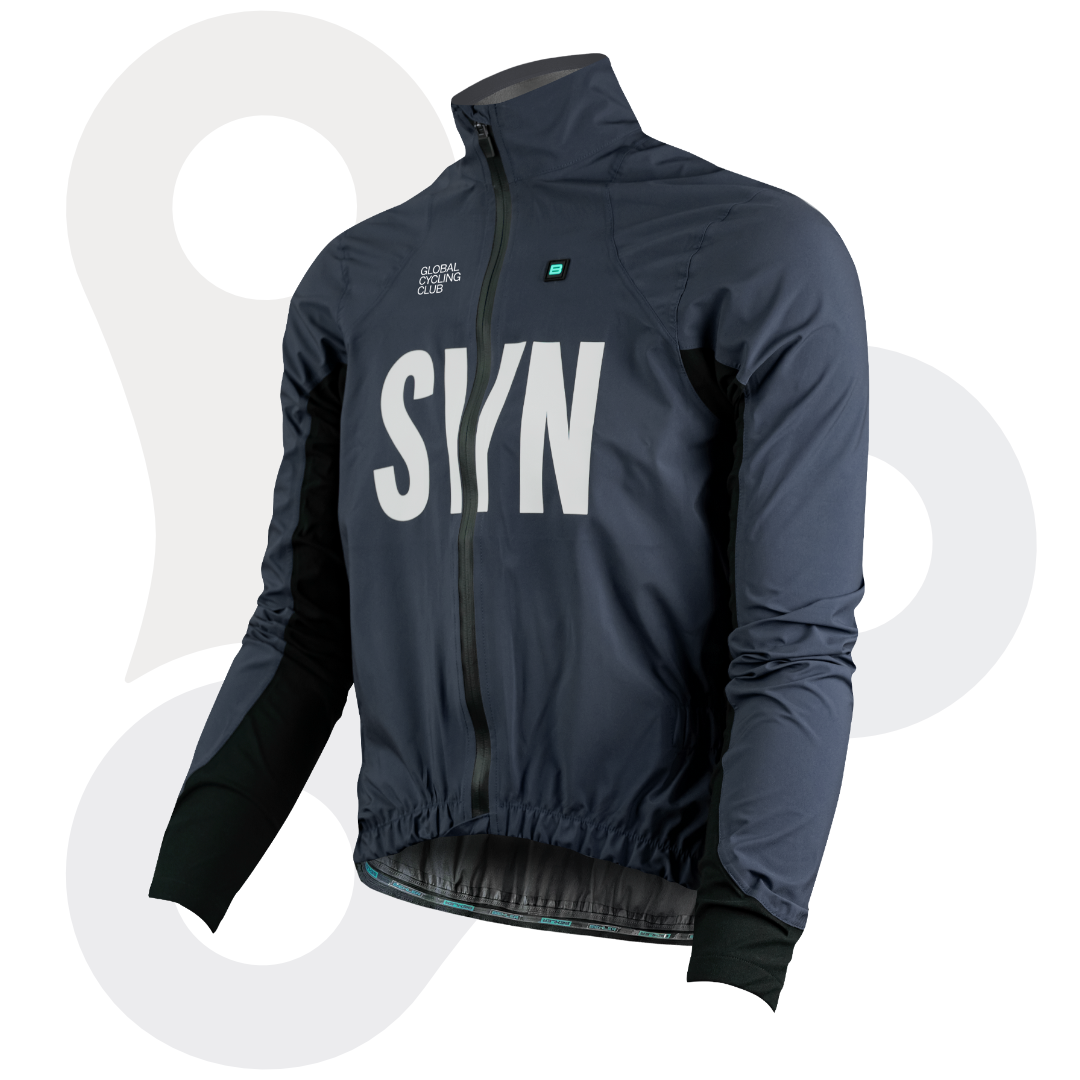 SYN Defender Stay Dry Regenjacke in der Farbe Pale Blue mit weißem SYN Schriftzug von der Seite