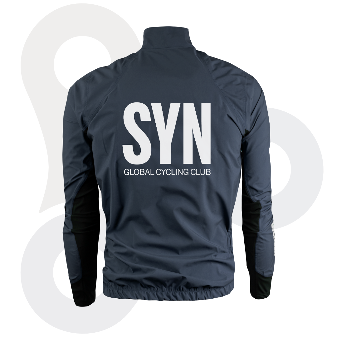 SYN Defender Stay Dry Regenjacke in der Farbe Pale Blue mit weißem SYN Schriftzug von hinten