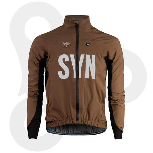 SYN Defender Stay Dry Regenjacke in der Farbe "pale rust" (ein rostiges braun) mit weißem SYN Schriftzug von vorne