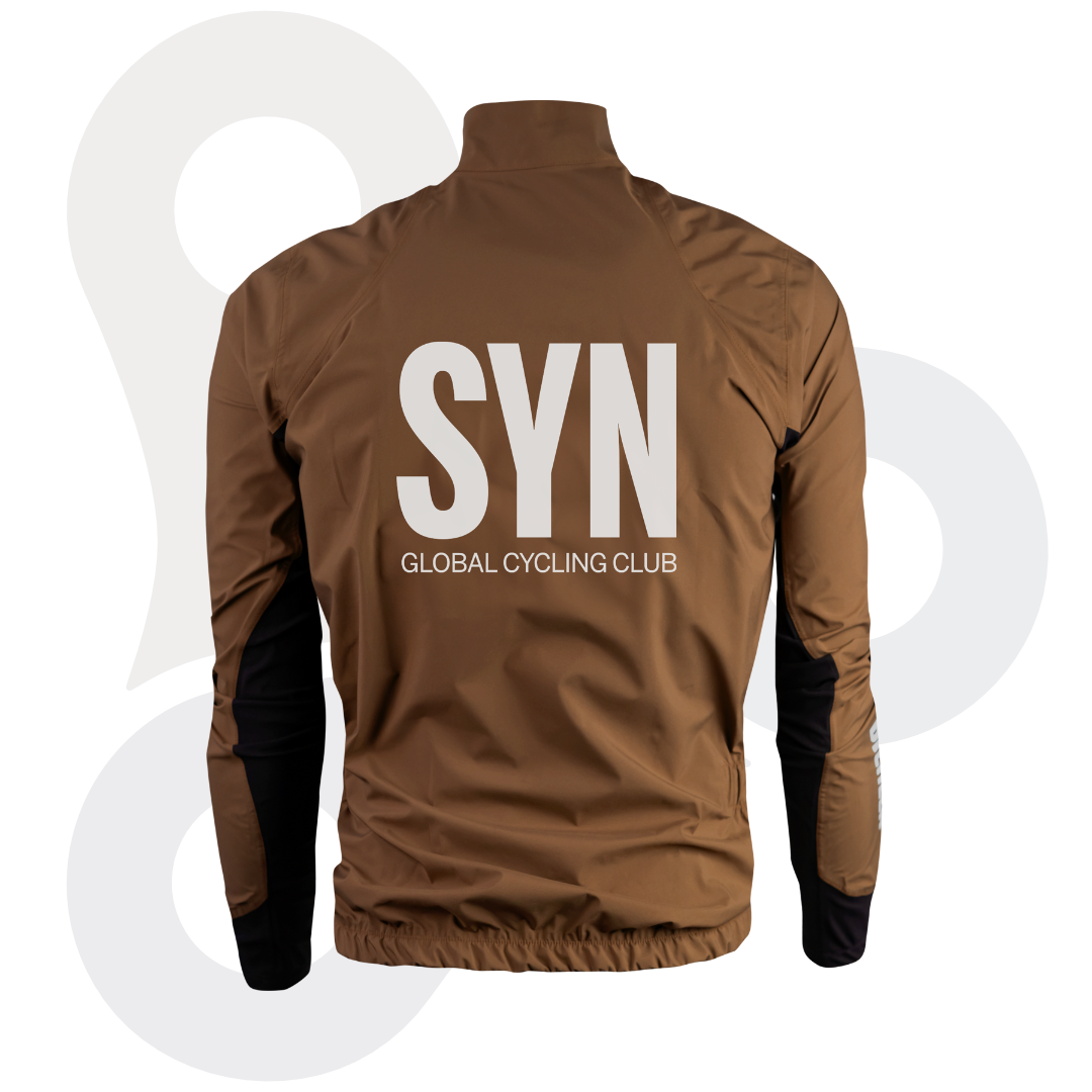SYN Defender Stay Dry Regenjacke in der Farbe "pale rust" (ein rostiges braun) mit weißem SYN Schriftzug von hinten