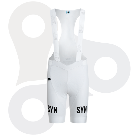 The SYN Bib Shorts in weiss mit schwarzem SYN Aufdruck von vorne