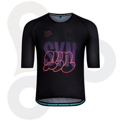 SYN Training Design Lab Zipless Trikot in der Farbe crossed black mit lila SYN Schriftzug und rosafarbenem Designmuster von vorne