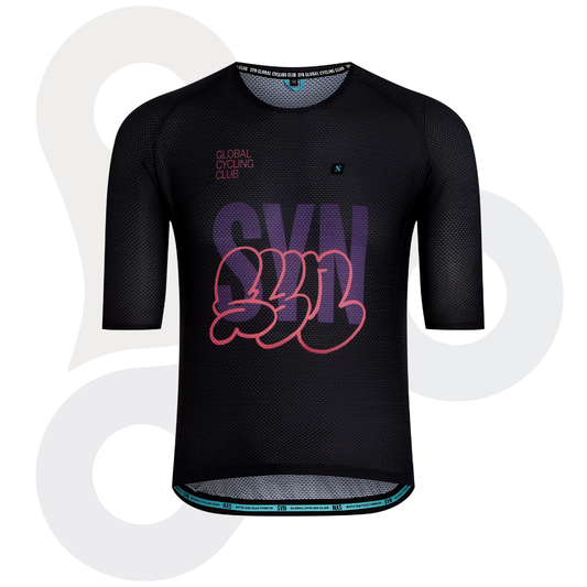 SYN Training Design Lab Zipless Trikot in der Farbe crossed black mit lila SYN Schriftzug und rosafarbenem Designmuster von vorne