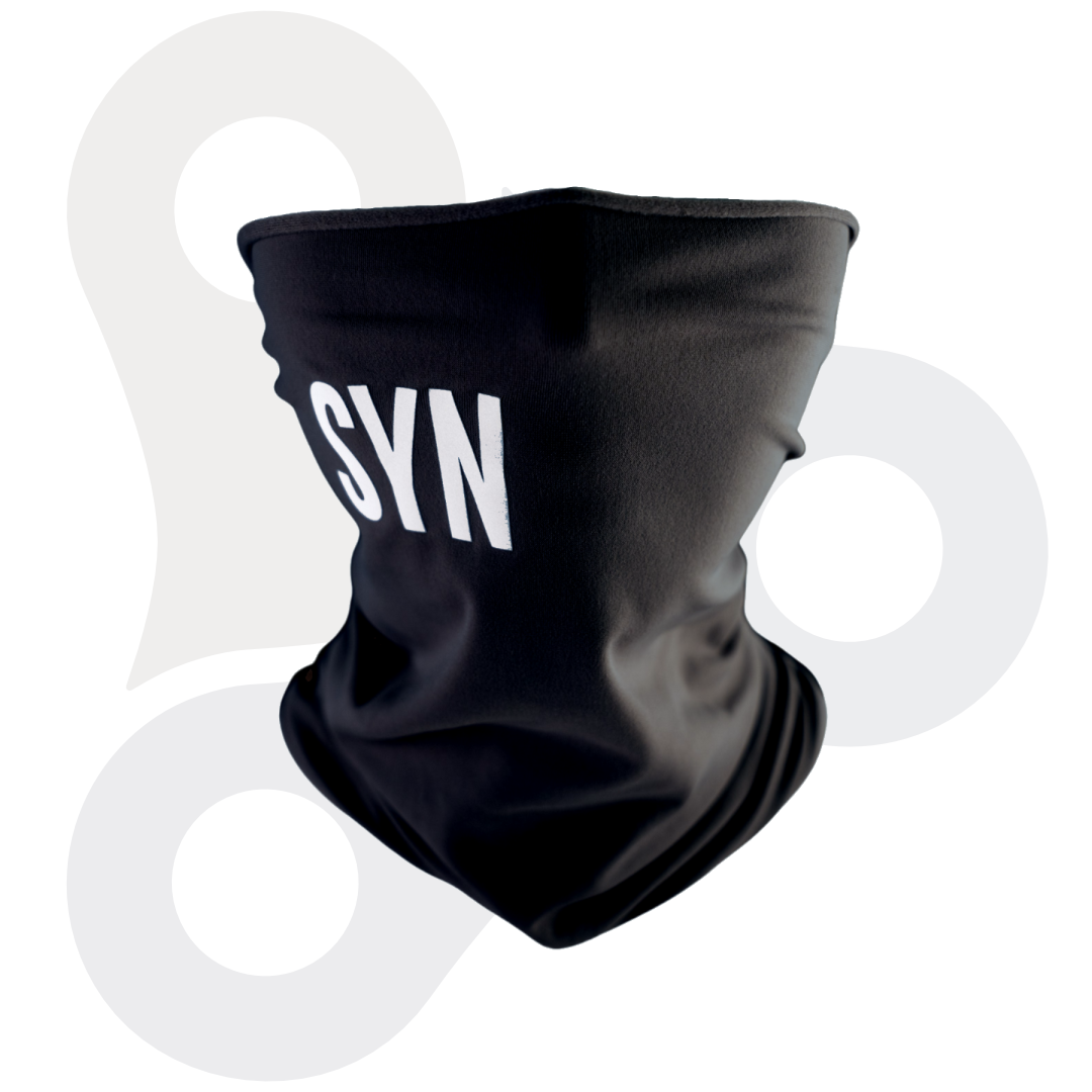 SYN Thermal Neck Warmer in schwarz mit weißem SYN Schriftzu