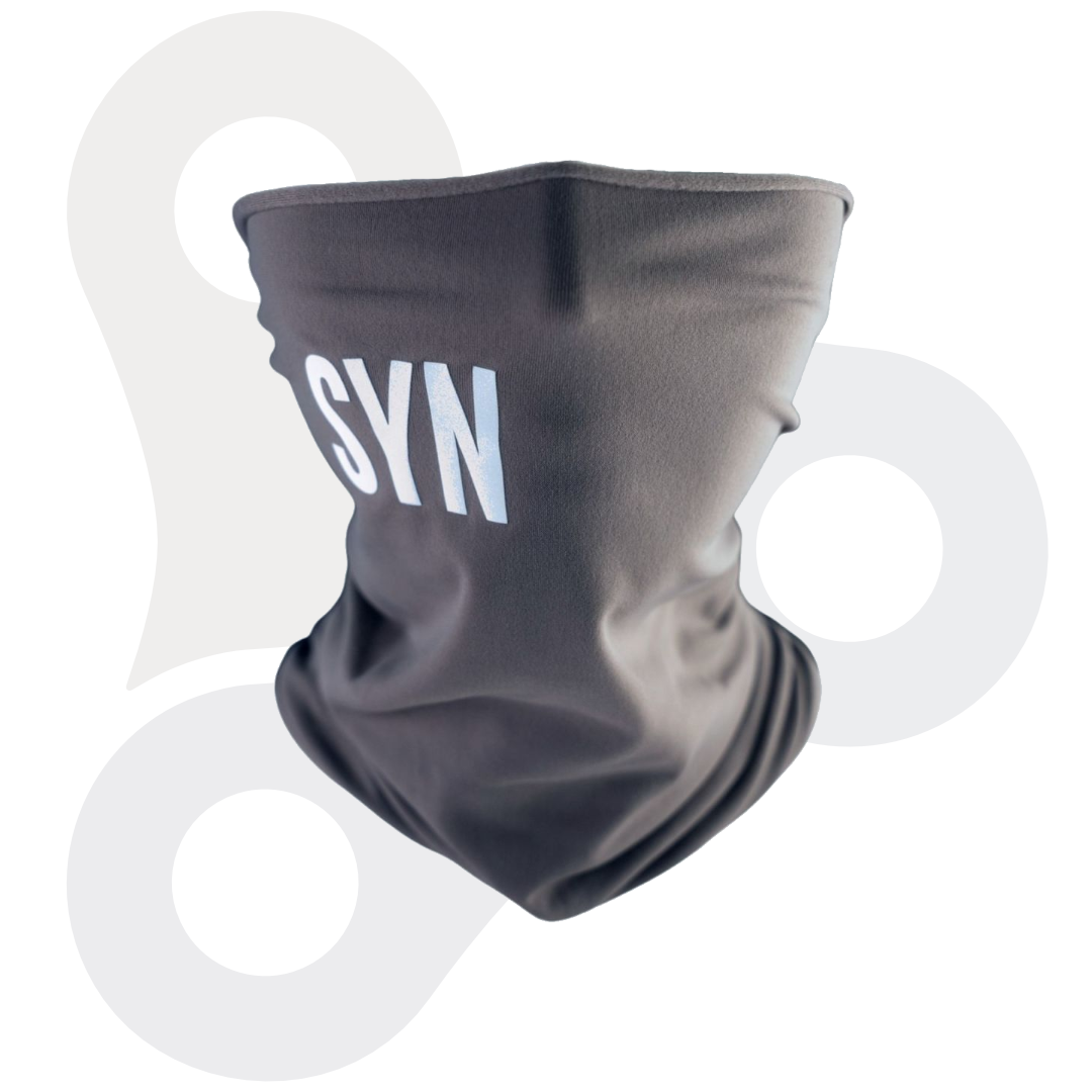 SYN Thermal Neck Warmer in schwarz mit weißem SYN Schriftzug
