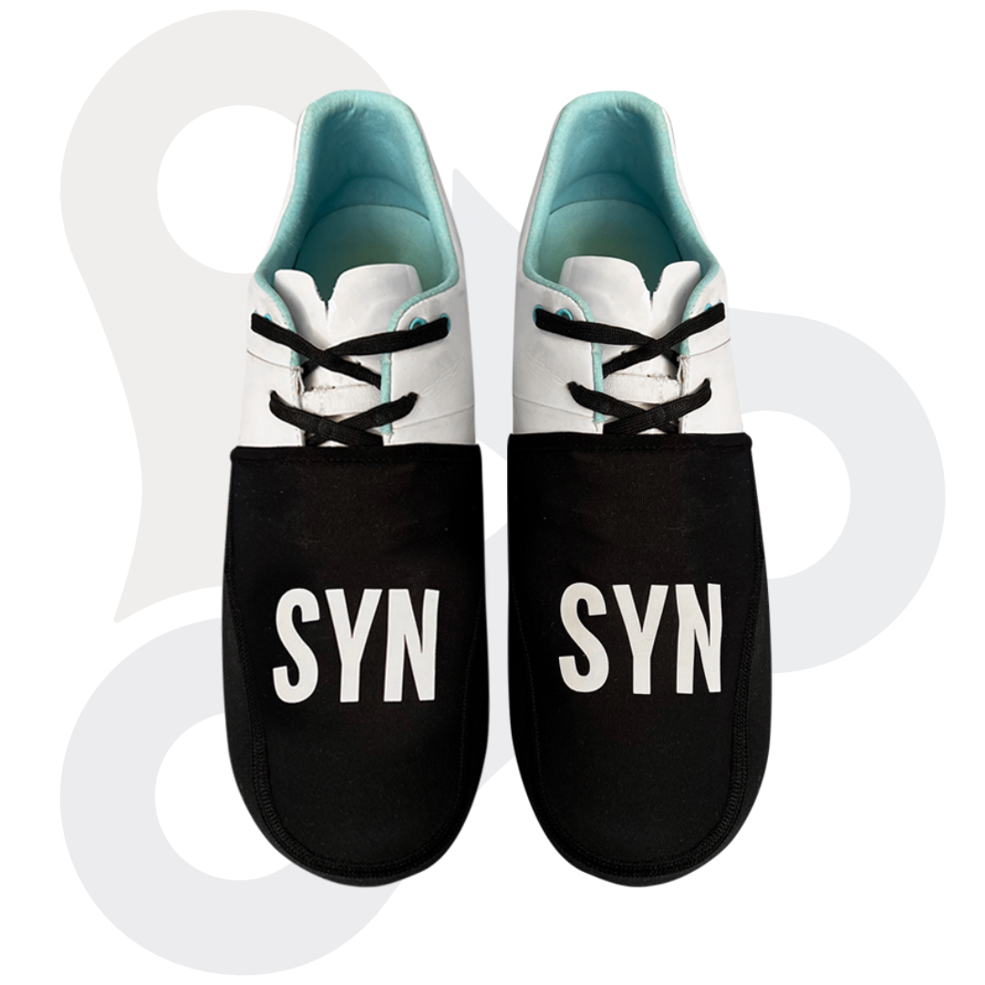 SYN Toe Covers in schwarz mit weißem SYN Schriftzug
