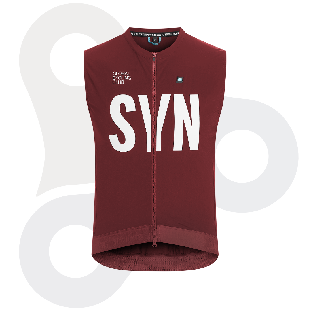 SYN Training Vest 2.0 in der Farbe Merlot mit weißem SYN Schriftzug von vorne