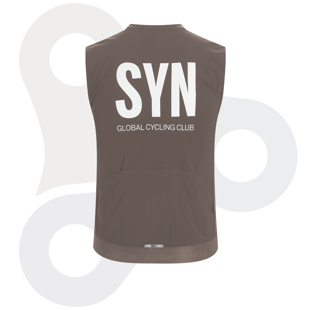 SYN Training Vest 2.0 in der Farbe Nomad mit weißem SYN Schriftzug von hinten