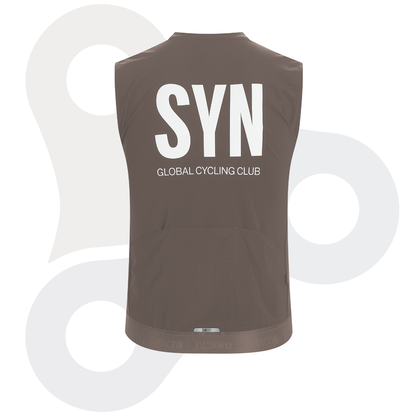 SYN Training Vest 2.0 in der Farbe Nomad mit weißem SYN Schriftzug von hinten
