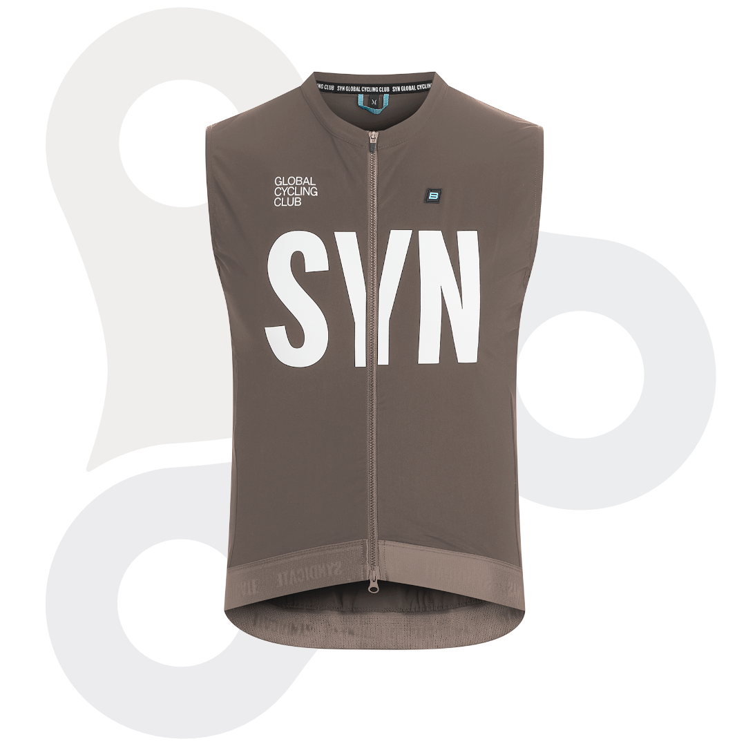 SYN Training Vest 2.0 in der Farbe Nomad mit weißem SYN Schriftzug von vorne