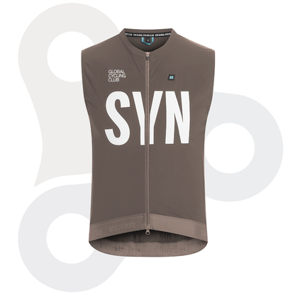 SYN Training Vest 2.0 in der Farbe Nomad mit weißem SYN Schriftzug von vorne