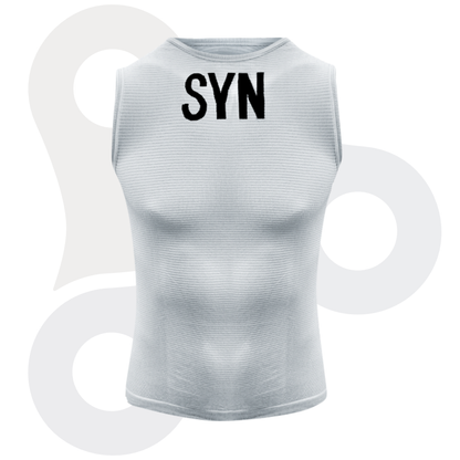 SYN Herren Ultralight Sleeveless Baselayer in weiß mit schwarzem SYN Schriftzug von vorne