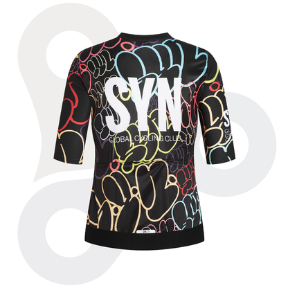 SYN Pro Design Lab Trikot in der Farbe bubble black mit lila SYN Schriftzug und buntem Designmuster von hinten