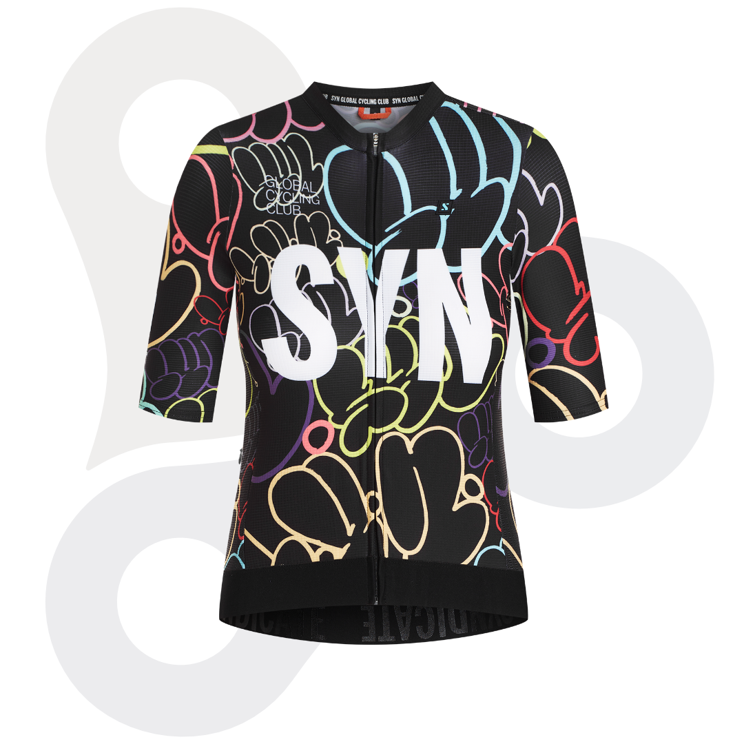 SYN Pro Design Lab Trikot in der Farbe bubble black mit lila SYN Schriftzug und buntem Designmuster von vorne