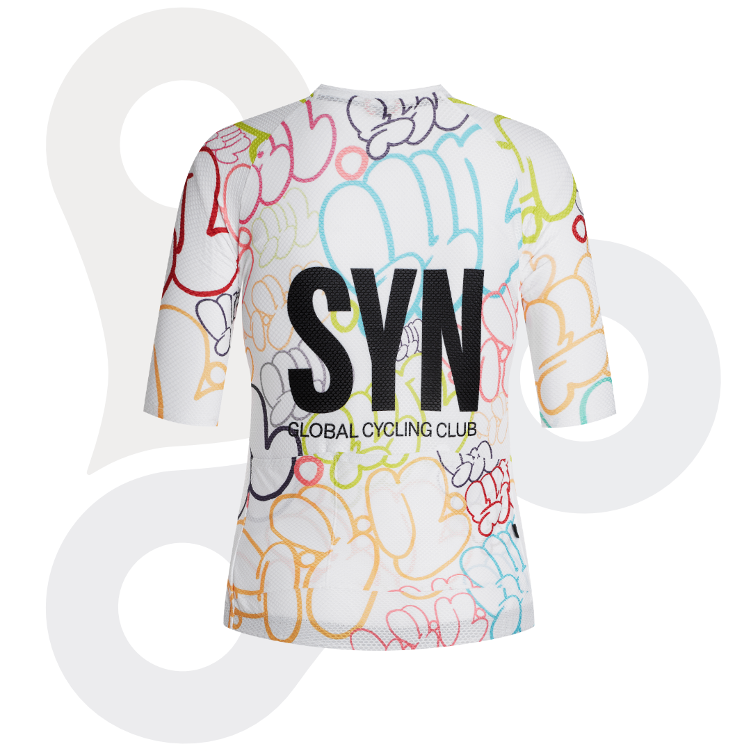 SYN Pro Design Lab Trikot in der Farbe bubble white mit schwarzem SYN Schriftzug und buntemDesignmuster von hinten