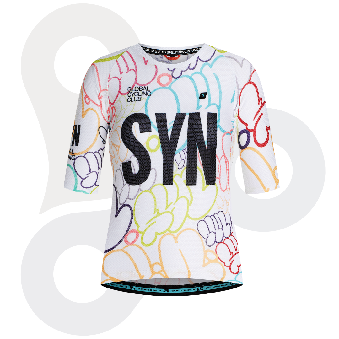 SYN Pro Design Lab Trikot in der Farbe bubble white mit schwarzem SYN Schriftzug und buntemDesignmuster von vorne